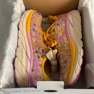 W Hoka X Free People M Clifton 8